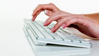 Frauenhnde auf einer Computertastatur
