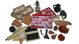 Gebrauchgegenstnde aus der Rmerzeit: Mnzen, Gefe, Schreibwerkzeuge, Skulptur, llicht, Teile von Tongefen