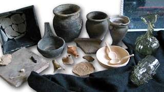 Mittelalterliche Gebrauchsgegenstnde: Tonvasen, Teile von Tongefen, Holzteller mit Holzbesteck, Glasgefe, Filz
