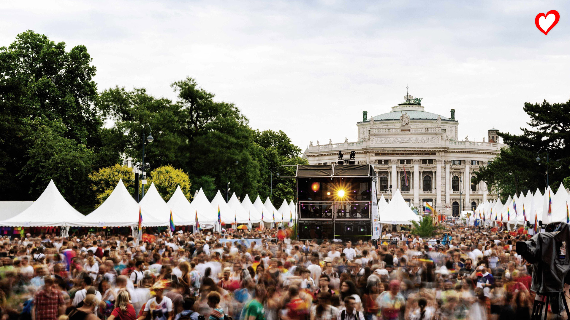 Regenbogenparade auf dem Rathausplatz mit Blick  auf das Burgtheater