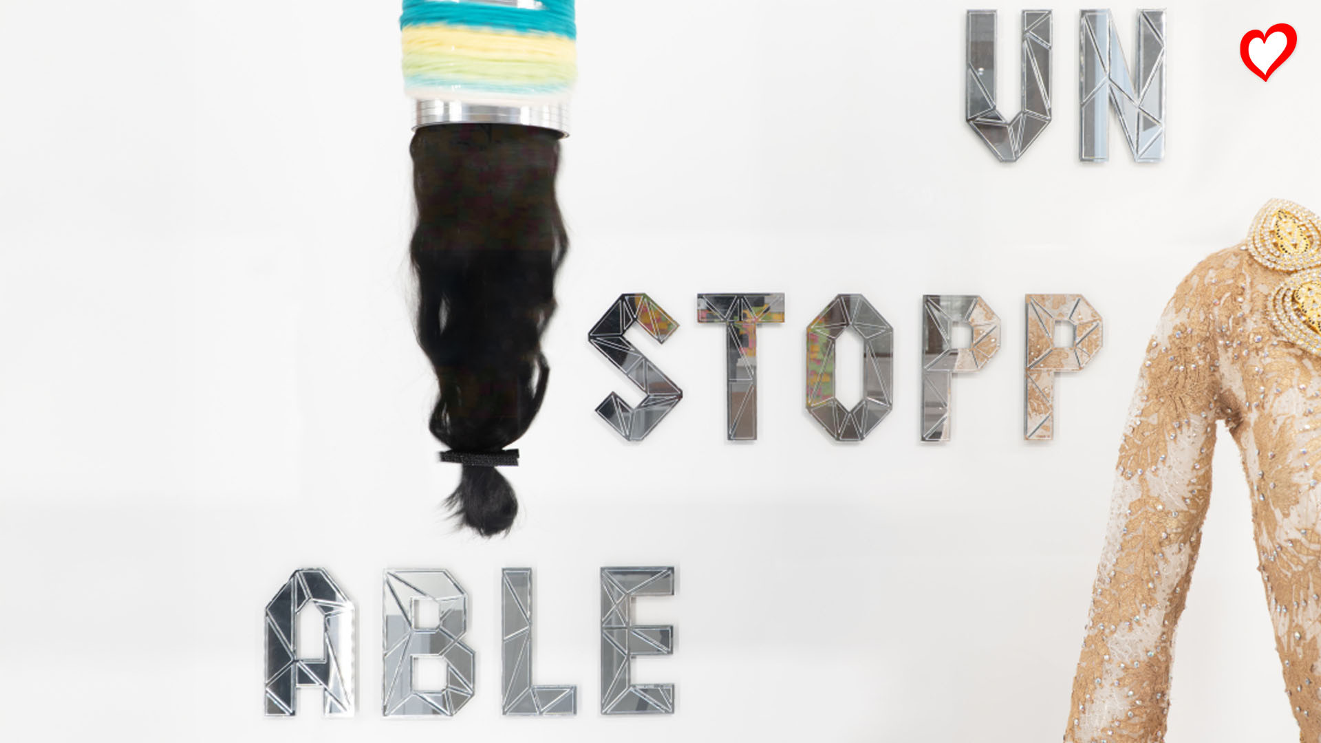 Ausstellungsobjekte und der Schriftzug "Unstoppable"