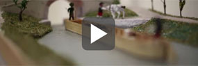 Videoausschnitt mit Play-Button: Miniaturmodel vom Wiener Neustädter Kanal mit Menschen, Tieren und Booten 