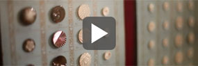 Videoausschnitt mit Play-Button: Perlmutterknöpfe