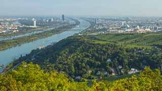 Blick vom Leopoldsberg über Wien und die Donau