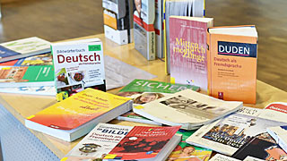 Stol s udžbenicima za njemački