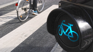 Pešački prelaz sa semaforom za bicikliste, koji pokazuje zeleno svetlo