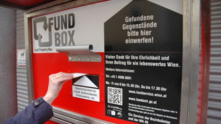 Ženska ruka ubacuje pronađenu stvar u kutiju za nađene stvari grada Beča