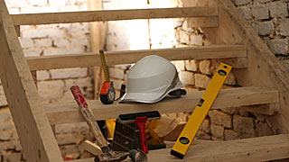 Zaštitni šlem i alat za gradilište