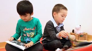 Dva dječaka čitaju u dječjem vrtiću