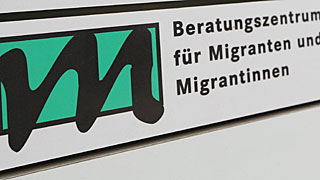 Tabla koja upućuje na savetovanje za migrante