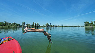 Djevojčica skače u vodu na Starom Dunavu