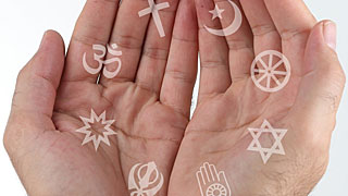 Ruke sa religijskim simbolima