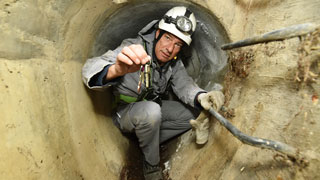 Copyright: Christian Jobst / PID Radnik kanalizacije vadi posudu iz kanalizacijskog šahta