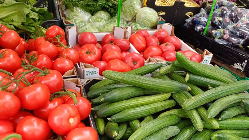 copyright: C.W. - WH-Digital Marktstand mit Tomaten und Gurken