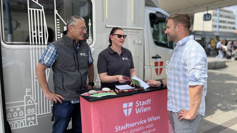 copyright: Stadtservice 2 Mitarbeitende des Stadtservice im Gespräch mit einem Bürger, dahinter steht der Stadtservice-Bus.