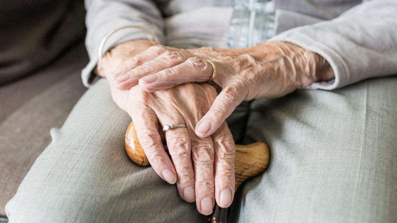 Hände einer älteren Person