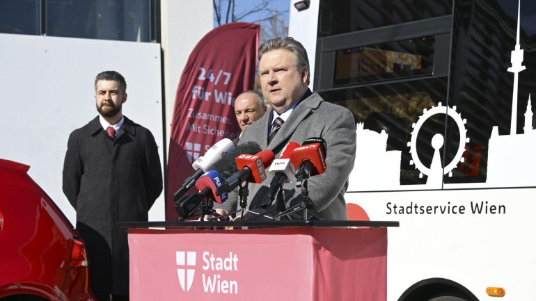 Bürgermeister Ludwig steht bei einer Pressekonferenz vor einem Rednerpult.