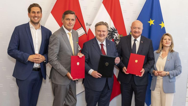 copyright: Stadt Wien / Bubu Dujmic Digitalisierungsstaatsekretär Alexander Pröll, Innovationsminister Peter Hanke, Bürgermeister Michael Ludwig, Bundeskanzler Christian Stocker und Vizebürgermeisterin Bettina Emmerling präsentieren Wiens Bewerbung um die Errichtung einer AI-Gigafactory. Im Hintergrund sind die Fahnen Wiens, Österreichs und der EU zu sehen