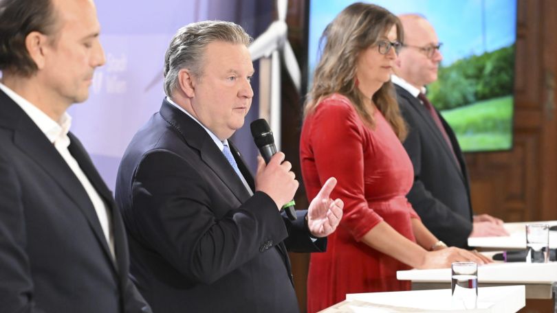 copyright: Stadt Wien / Christian Jobst Michael Ludwig spricht in ein Mikrofon.