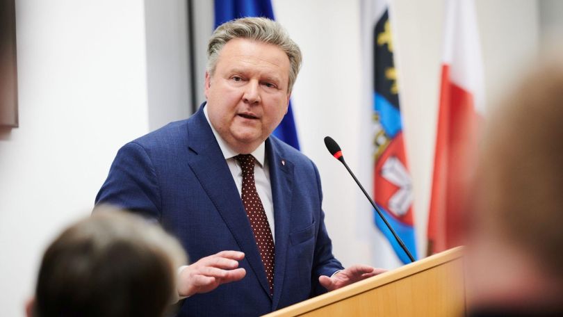 copyright: Stadt Wien/Kurt Prinz Bürgermeister Michael Ludwig beim Redepult mit Mikrofon.