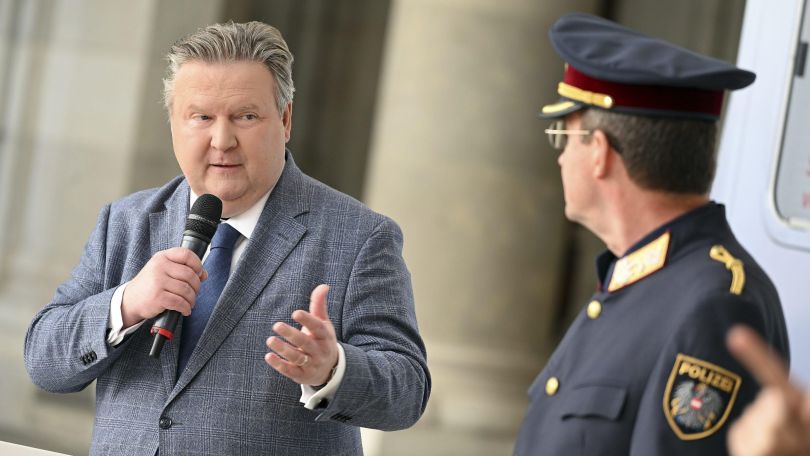 copyright: Stadt Wien / Christian Jobst Bürgermeister Michael Ludwig hält ein Mikrofon in der Hand und blickt zu einem Polizisten