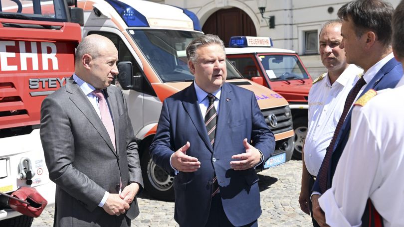 copyright: Stadt Wien / Christian Jobst Bürgermeister Ludwig steht mit dem ukrainischen Botschafter vor mehreren Feuerwehrfahrzeugen.
