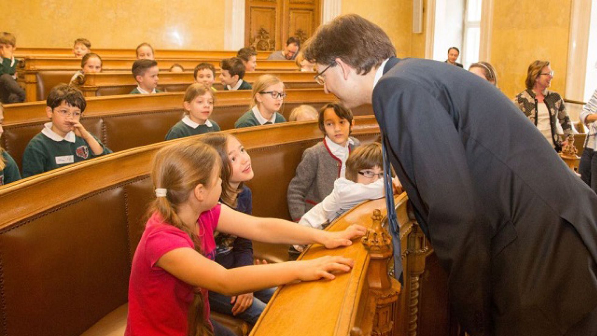 Bezirksvorsteher Markus Figl redet mit Kindern des Kinder- und Jugendparlaments der Inneren Stadt