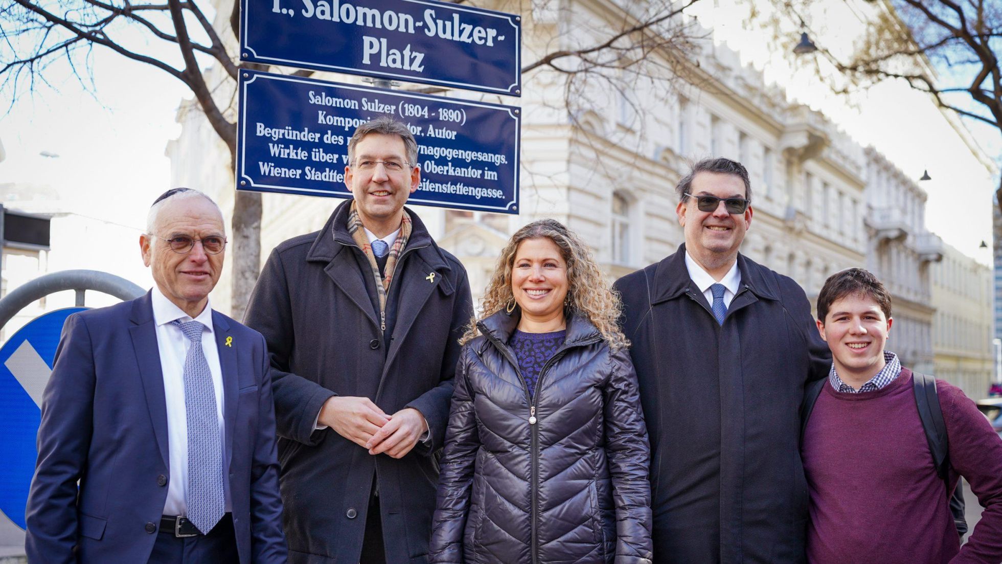 Gruppenfoto vor Straßenschild "Salomon-Sulzer-Platz"