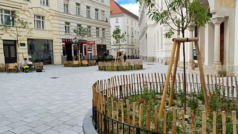 copyright: C.W. - WH-D Blick in die Fußgänger*innenzone Postgasse mit Bäumen und Sitzbänken