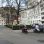 copyright: BV 1 Platz mit Bäumen in der Mitte, rundherum Altbauten, Gehweg, Straße und parkende Mopeds.