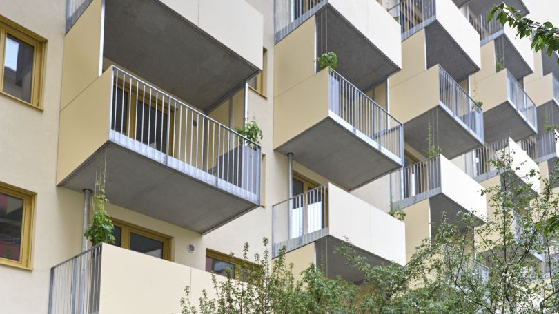 Wohngebäude mit zahlreichen Balkonen