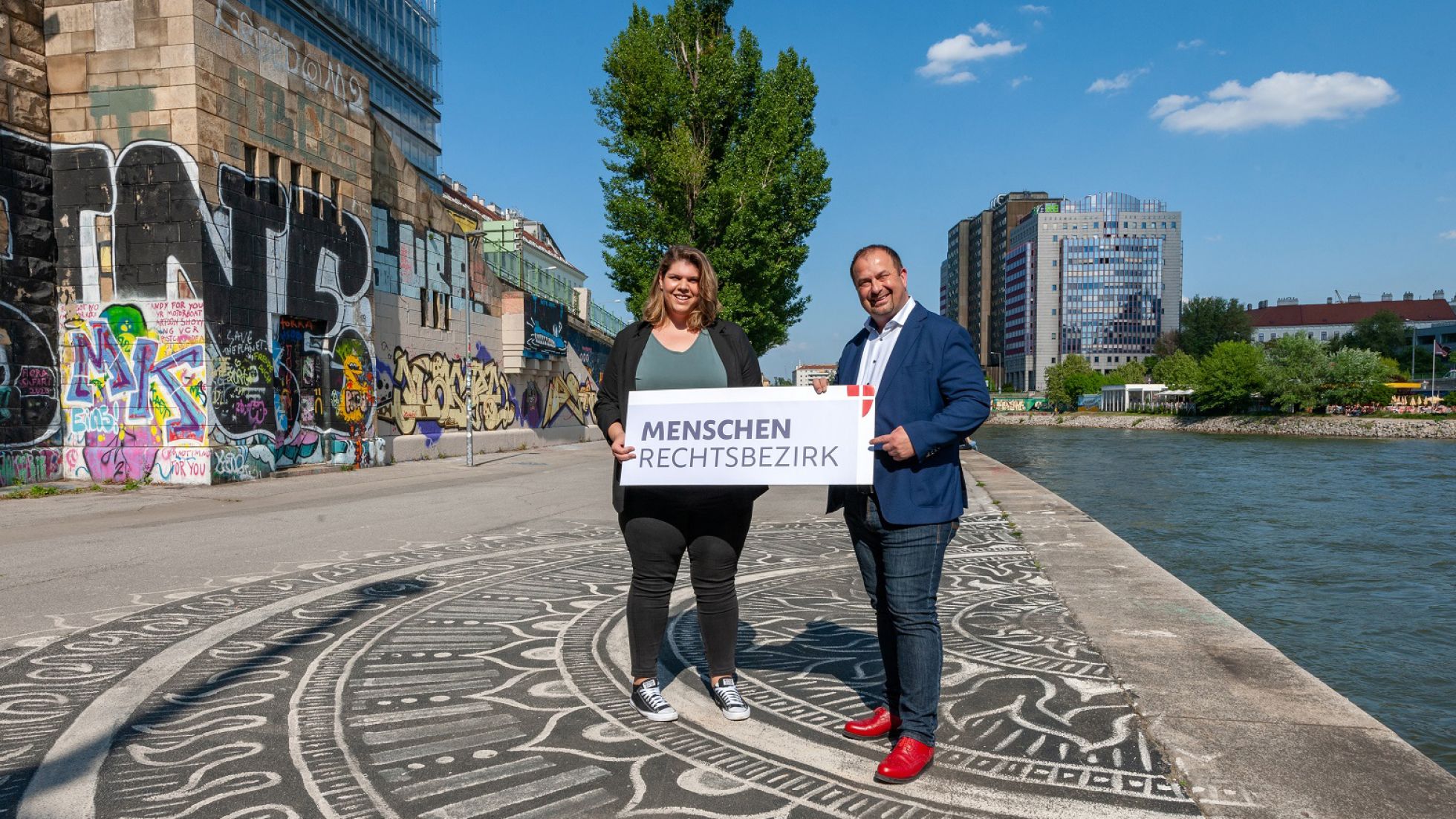 Bezirksvorsteher Alexander Nikolai und Menschrechtsbeauftragte Miriam Kaiys