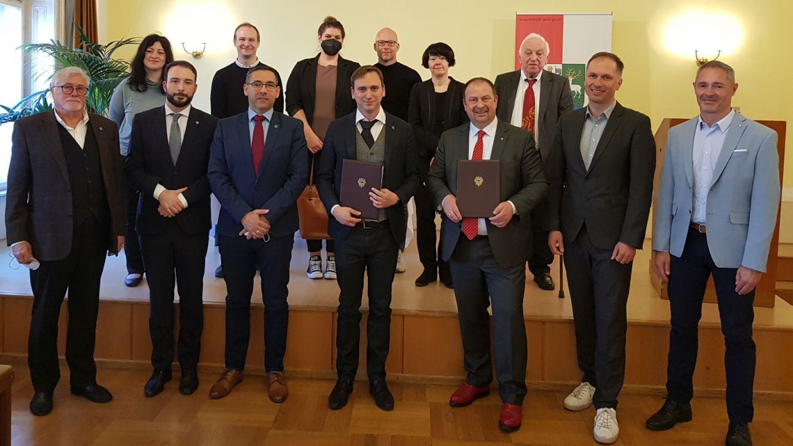 Ein Gruppenfoto von 13 Bezirkspolitiker*innen aus Wien und Budapest