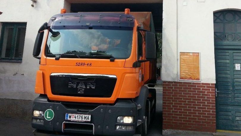 Ein Müllfahrzeug fährt aus einer Ausfahrt