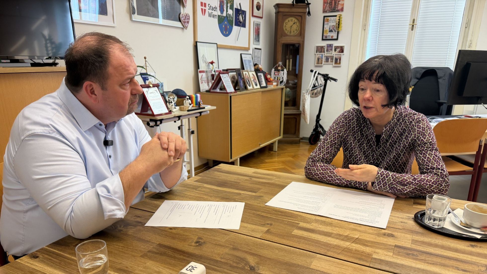 Ein Mann und eine Frau im Gespräch an einem Tisch