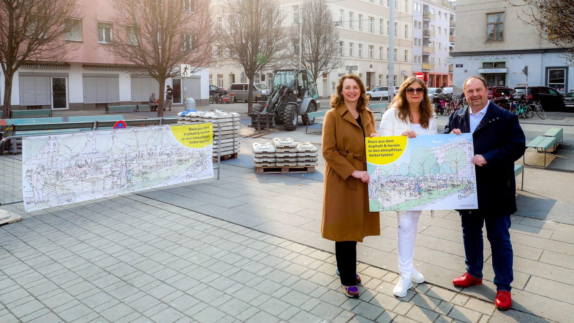3 Personen stehen am Volkertplatz und halten ein Plakat in der Hand