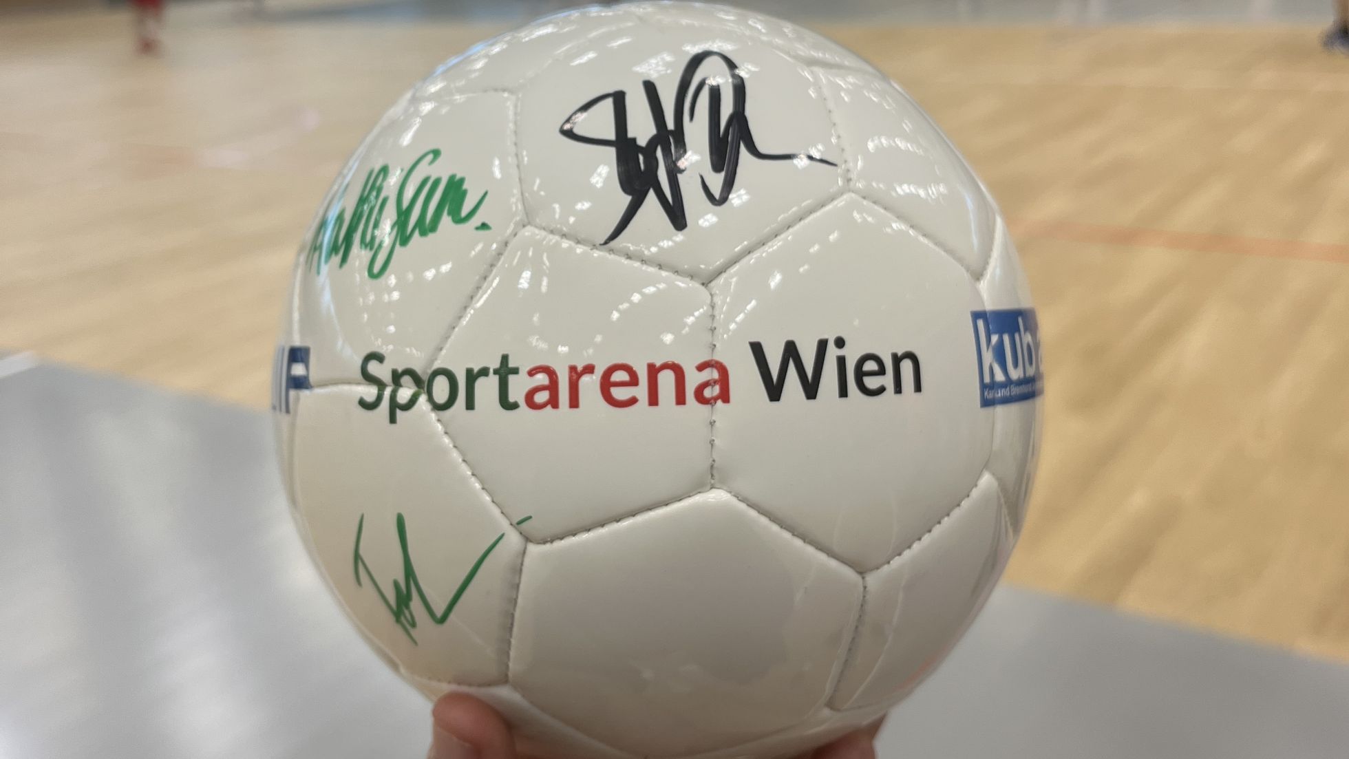 Fußball mit der Aufschrift "Sportarena Wien" und diversen Unterschriften