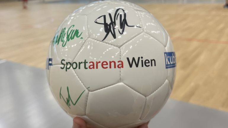 Fußball mit der Aufschrift "Sportarena Wien" und diversen Unterschriften