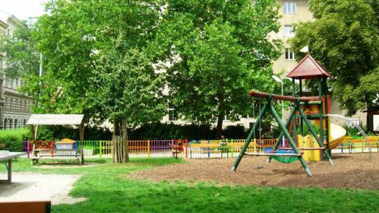 Kleiner Park mit Spielplatz