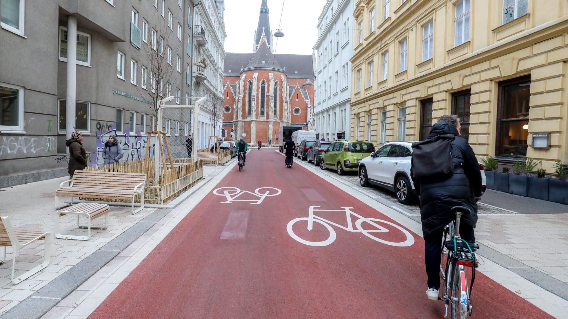 copyright: Stadt Wien/Christian Fürthner Rote breite Fahrradstraße Argentinierstraße