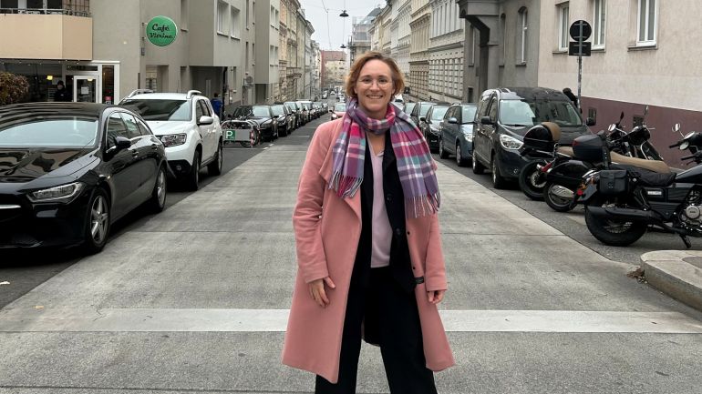 Bezirksvorsteherin Lea Halbwidl auf einer Straße mit parkenden Autos