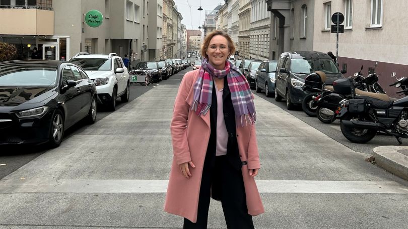 Bezirksvorsteherin Lea Halbwidl auf einer Straße mit parkenden Autos