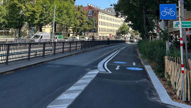 copyright: BV 4 Radweg mit baulicher Abgrenzung zur Straße mit Autos und Straßenbahngleisen