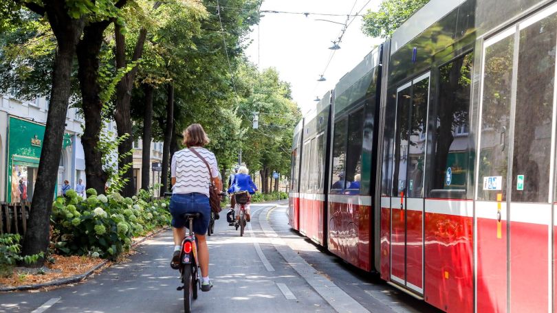Radweg auf der Wiedner Hauptstrasse mit vorbeifahrender Straßenbahn