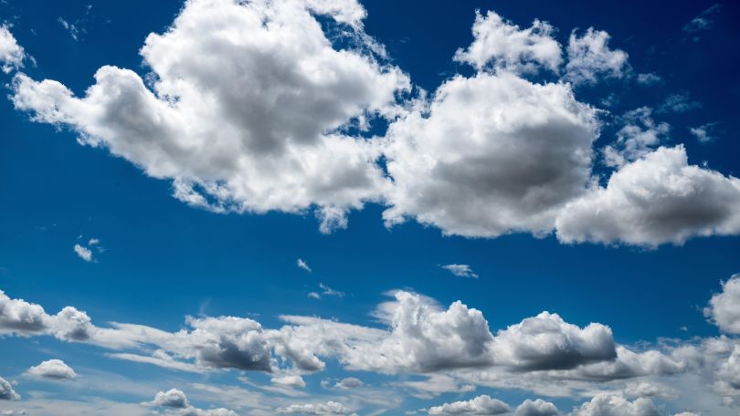 Weiße Wolken am blauen Himmel