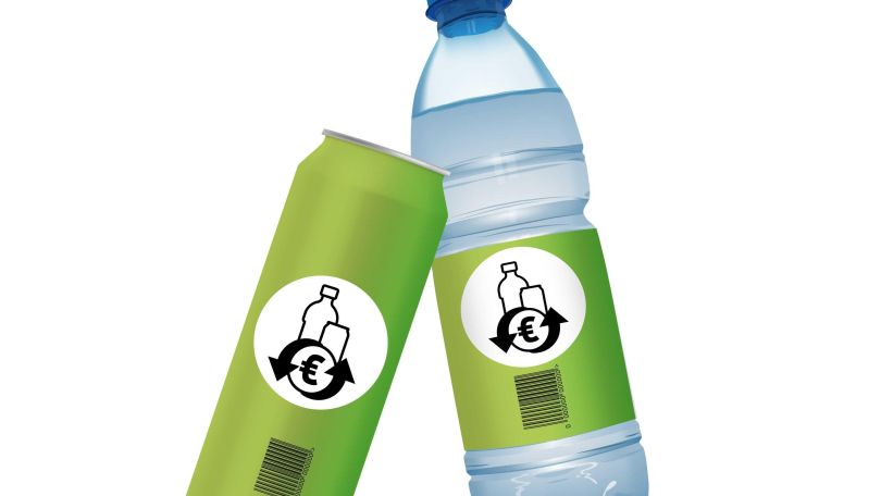 Eine Metalldose und eine Plastikflasche mit Recycling-Symbol
