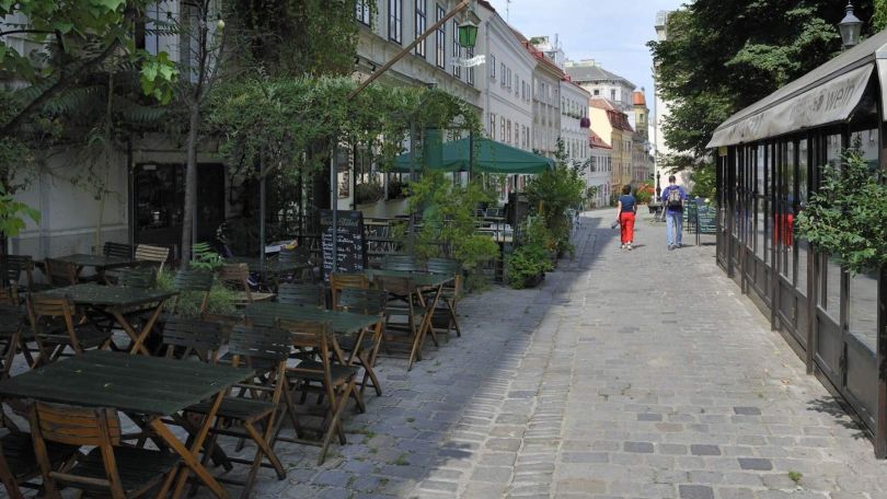 Gasse mit begrünten Schanigärten