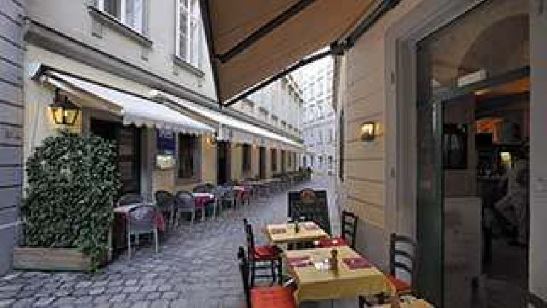 Schanigärten in einer Gasse in der Wiener Innenstadt