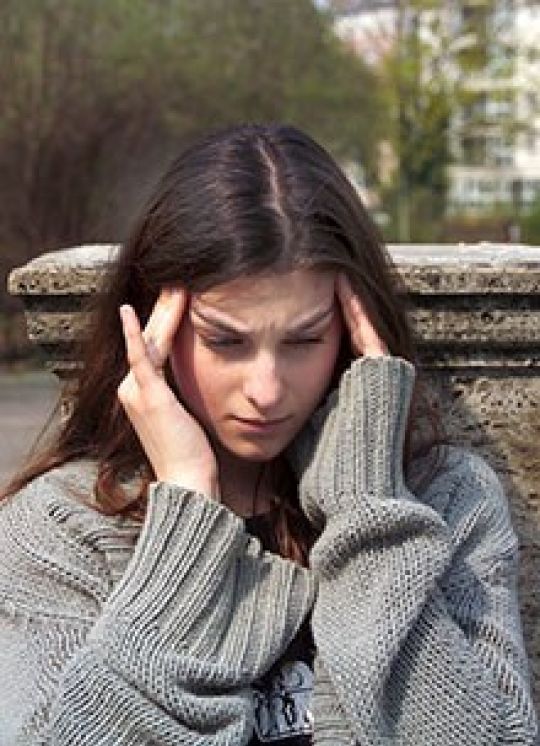 copyright: www.BilderBox.com eine lärmgeplagte frau hat ihre Finger an den Schläfen