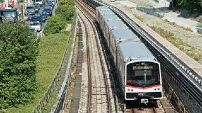 U-Bahn der Linie U4, daneben Autos im Stau